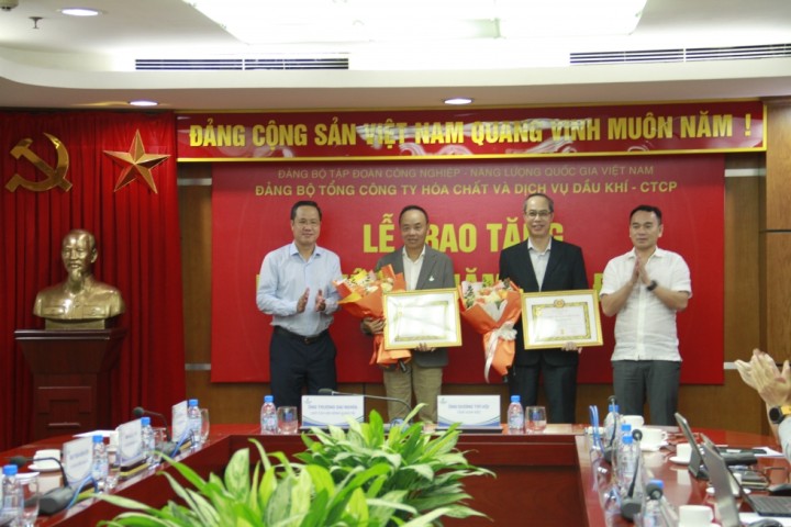 Đảng bộ PVChem trang trọng tổ chức Lễ trao tặng Huy hiệu 30 năm tuổi Đảng
